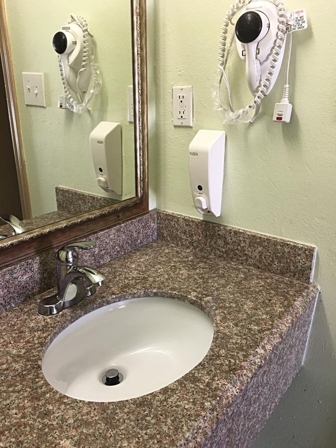 Budget Inn Hallettsville Екстериор снимка