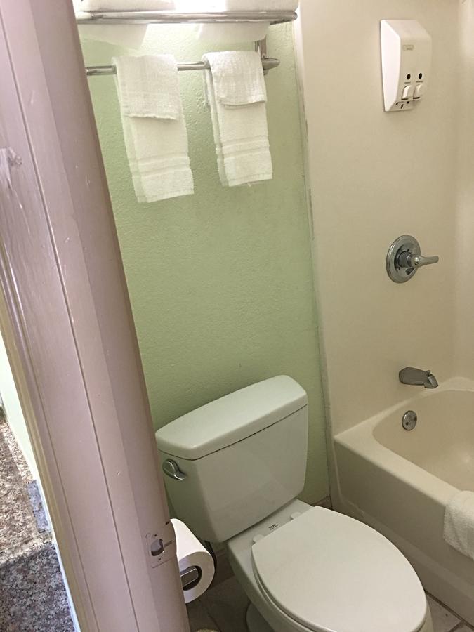 Budget Inn Hallettsville Екстериор снимка